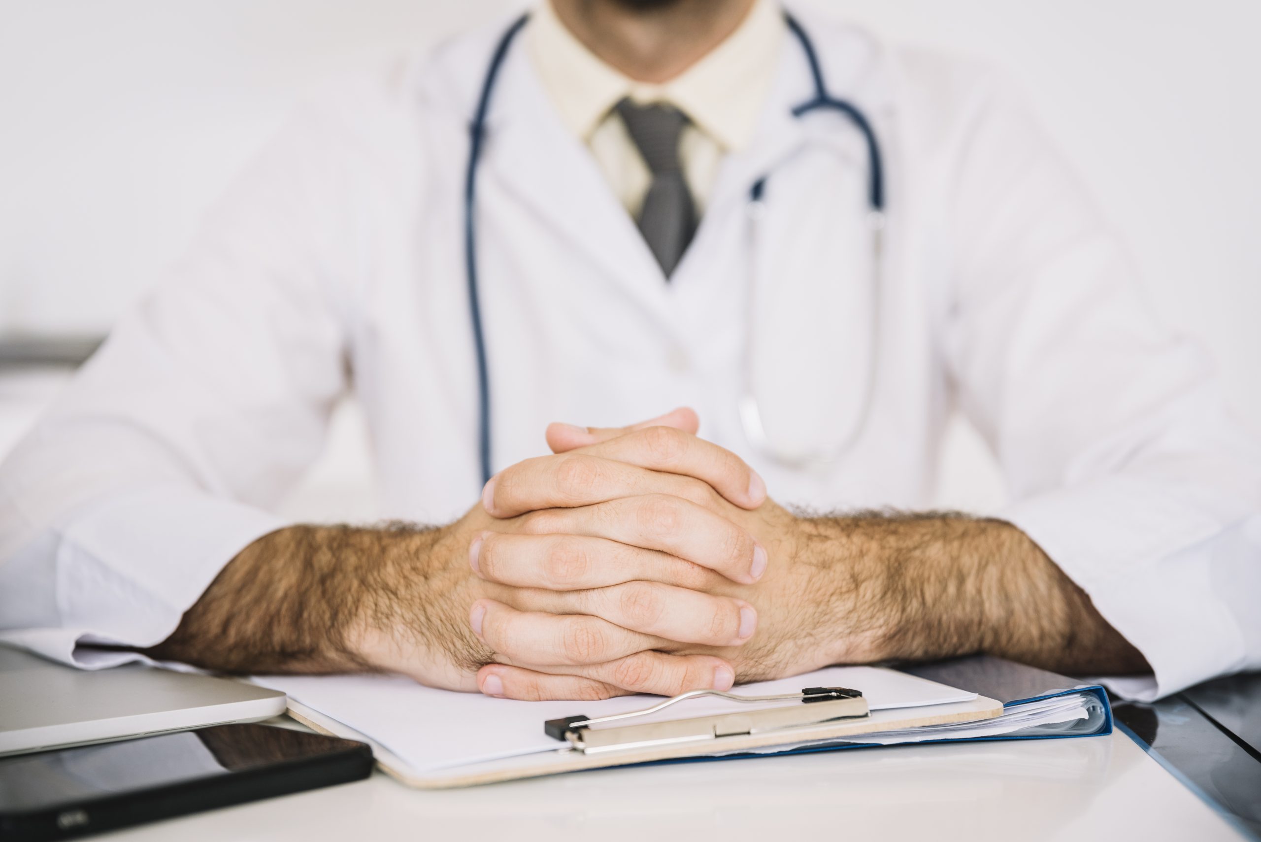 Profesional de la salud durante una asesoría jurídica especializada