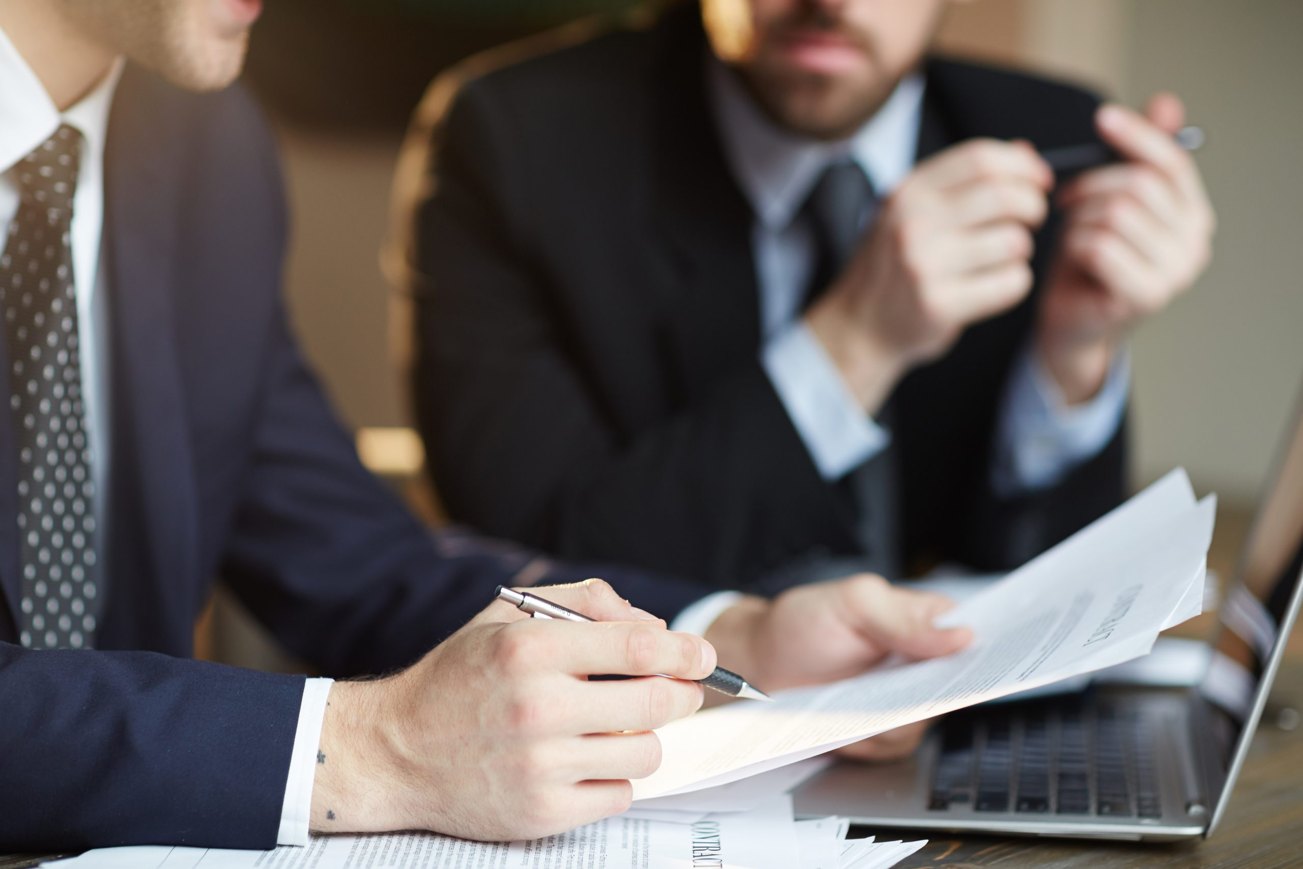 Abogados en salud revisando los documentos de un caso jurídico